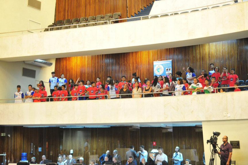 Crianças e coordenadores do Projeto Nova Terra.