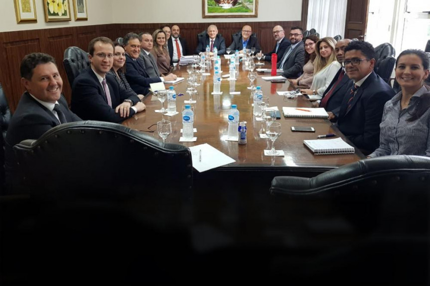Presidente Ademar Traiano (PSDB) e o deputado Romanelli (PSB), primeiro secretário da Alep, em reunião com a diretoria da 19ª Legislatura.