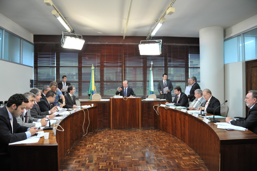 Parlamentares reunidos na CCJ