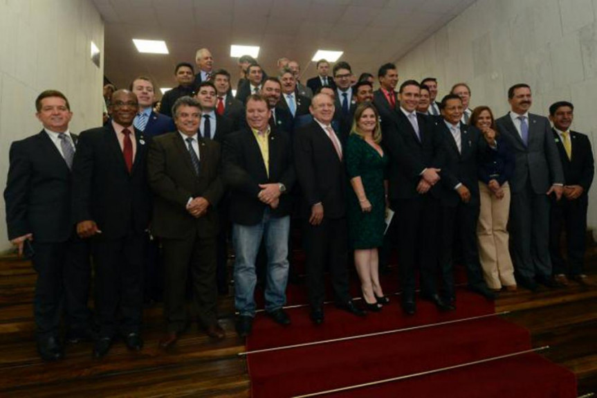 Presidente da Alep, Ademar Traiano (PSDB), com presidentes de Assembleias Legislativas, após reunião da UNALE em São Paulo.