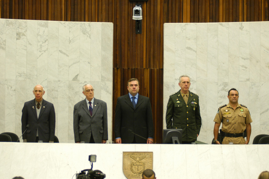 Sessão solene proposta pelo deputado Ney Leprevost (PSD) homenageia os 122 anos da Proclamação da República.