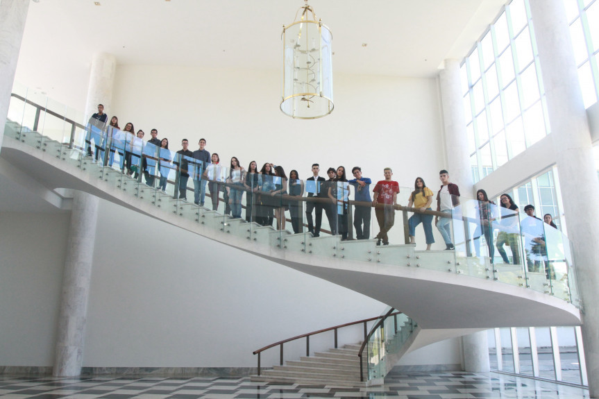 Estudantes do projeto Geração Atitude conhecem o Palácio Iguaçu, sede do Poder Executivo do Paraná.