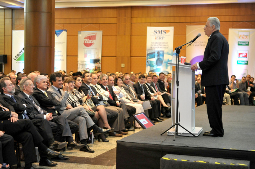 Deputado Valdir Rossoni (PSDB), ao lado do governador Richa, assiste palestra do ex-presidente Fernando Henrique Cardoso.