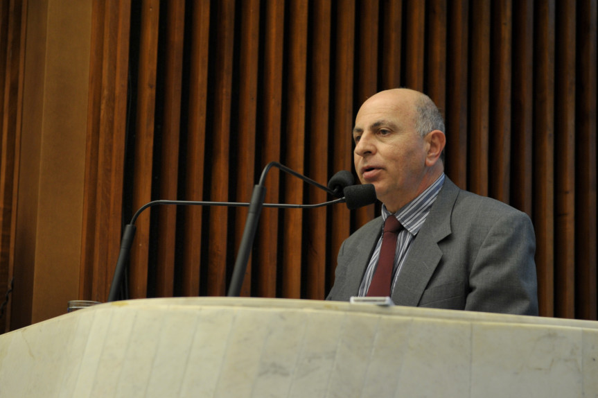 Na tribuna da sessão plenária desta segunda (22) na Alep, procurador-geral de Justiça, Gilberto Giacoia