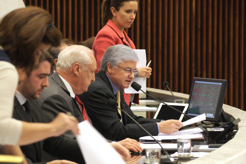 Presidente da Assembleia Legislativa, deputado Valdir Rossoni (PSDB), conduz sessão plenária.