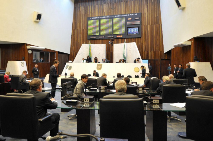 Deputados durante os trabalhos de Plenário desta terça-feira (02/12).