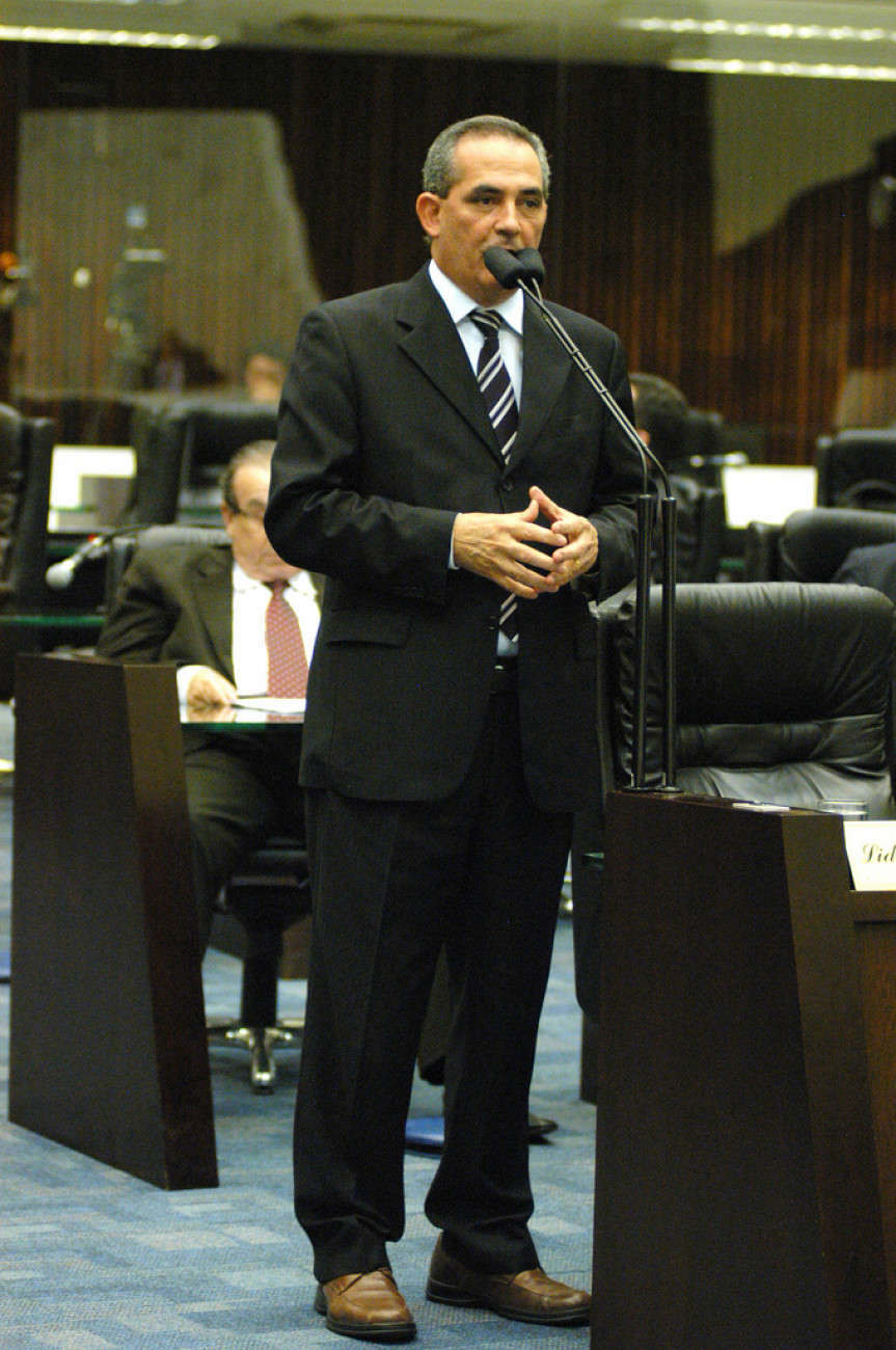 Propositor do projeto de lei que concede título de Cidadão Honorário do Paraná (in memorian) ao monsenhor Sigismundo Gdaniec, deputado Nereu Moura (PMDB).