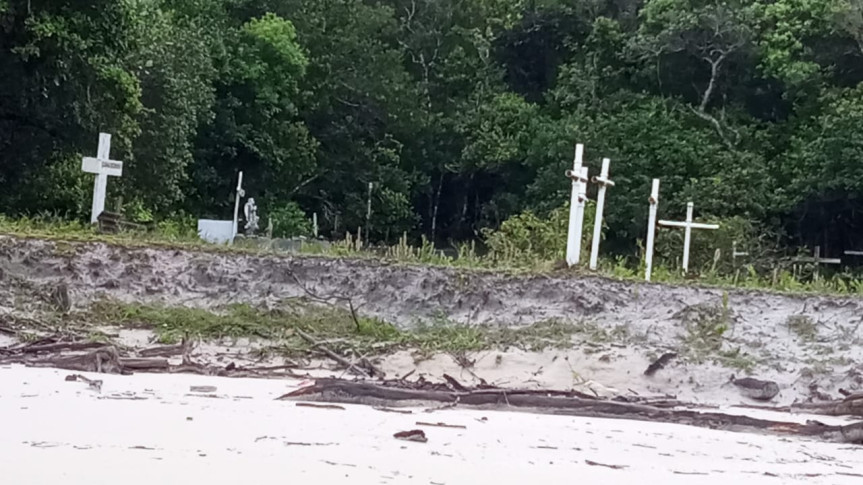 A preocupação dos moradores é de que, devido atual situação deterioração do cemitério da Ilha do Mel, exista o risco do local ser extinto e as ossadas ficarem expostas.