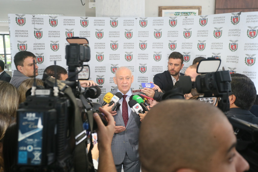 Coletiva com presidente Ademar Traiano.