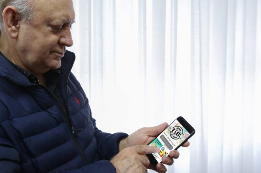 Presidente Ademar Traiano (PSDB) exibe aplicativo " Agora é Lei no Paraná".