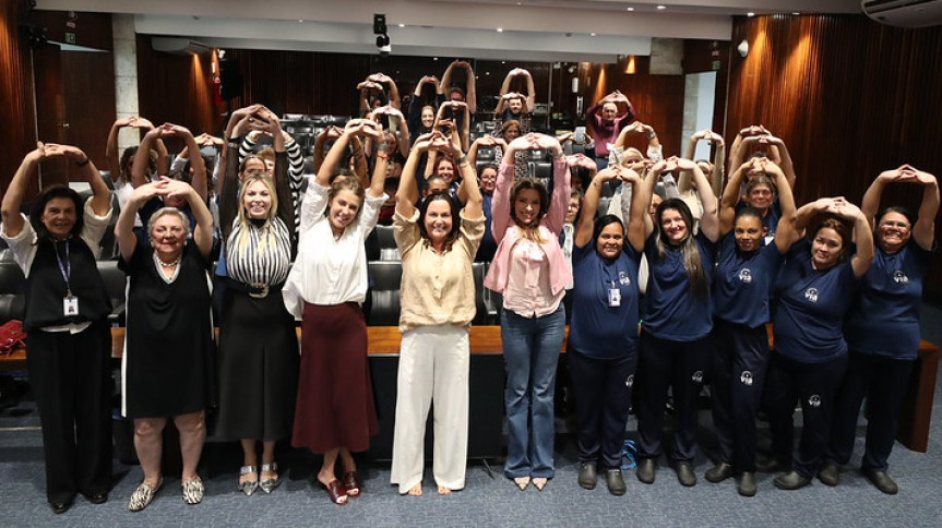 Deputada Maria Victoria (PP) durante ações promovidas para as servidoras e colaboradoras da Alep.