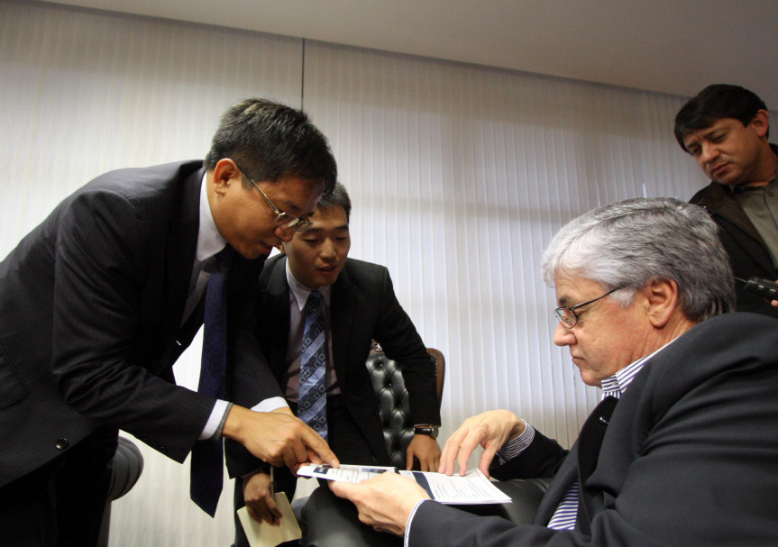 Presidente da Assembleia Legislativa, deputado Valdir Rossoni (PSDB), recebe o presidente da State Grid Corporation of China, Cai Hongxian, a maior empresa de geração e transmissão de energia do mundo. 