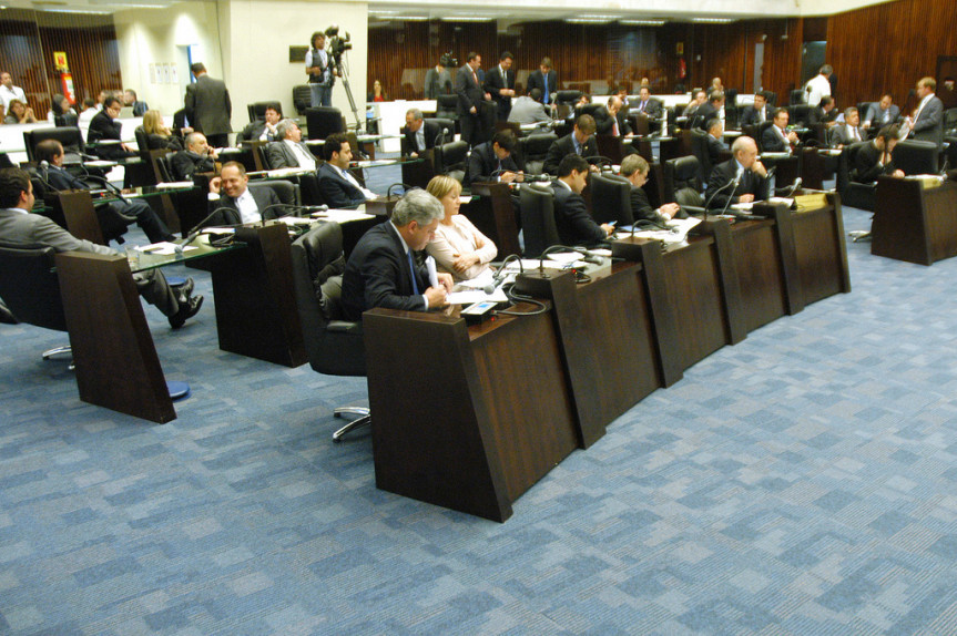 Parlamentares durante os trabalhos em Plenário.
