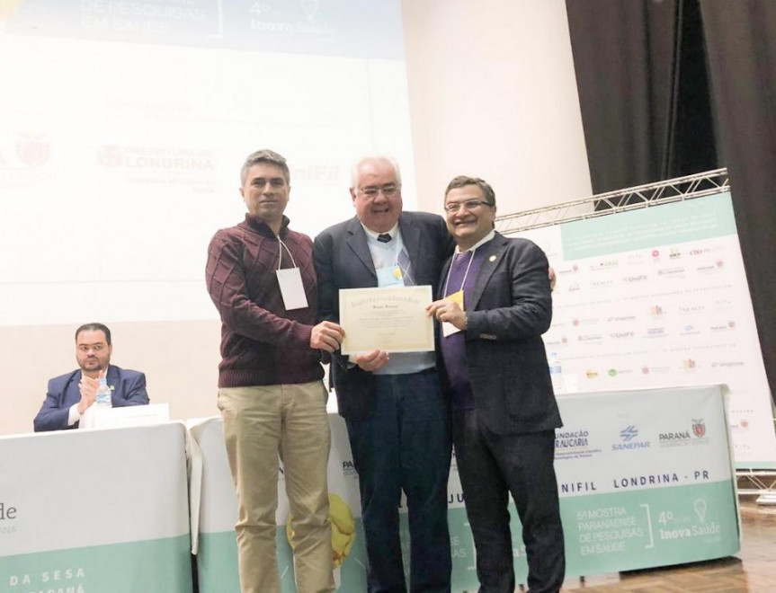 Deputado Michele Caputo entrega Menção Honrosa em nome da Alep ao Instituto de Estudos em Saúde Coletiva (INESCO).