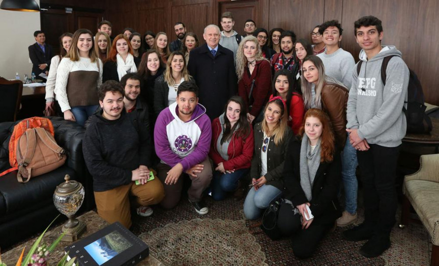 Alunos do curso de Jornalismo da UEPG visitam a Alep e são recebidos pelo presidente Ademar Traiano (PSDB).