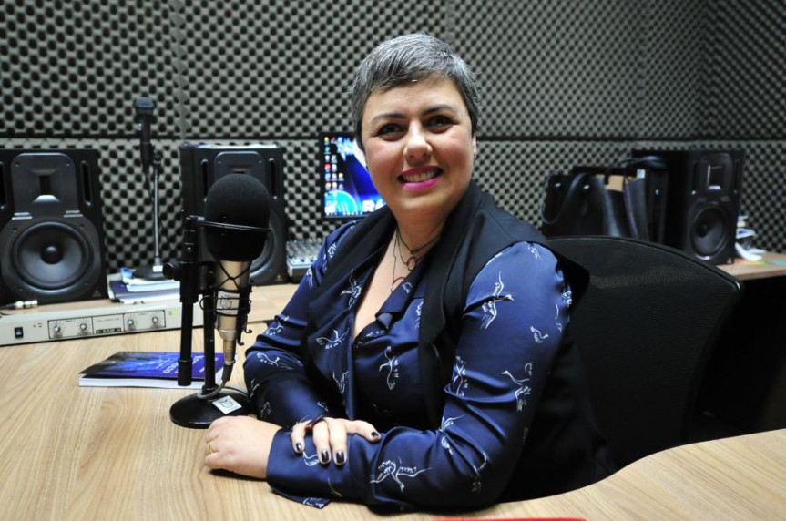 Adriana Ferrareto, durante entrevista á Rádio Assembleia.