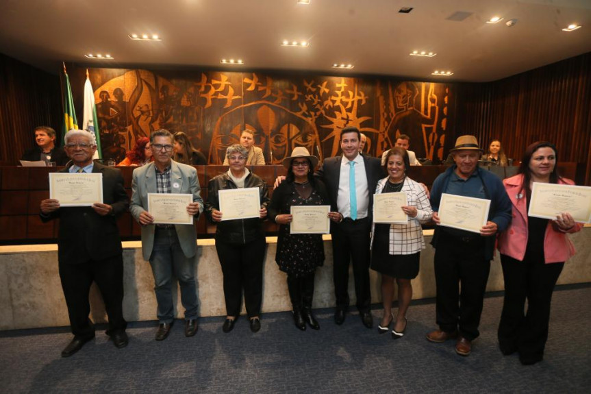 Pessoas que se dedicam às comunidades através dos conselhos de políticas públicas e entidades populares foram homenageadas na audiência pública.