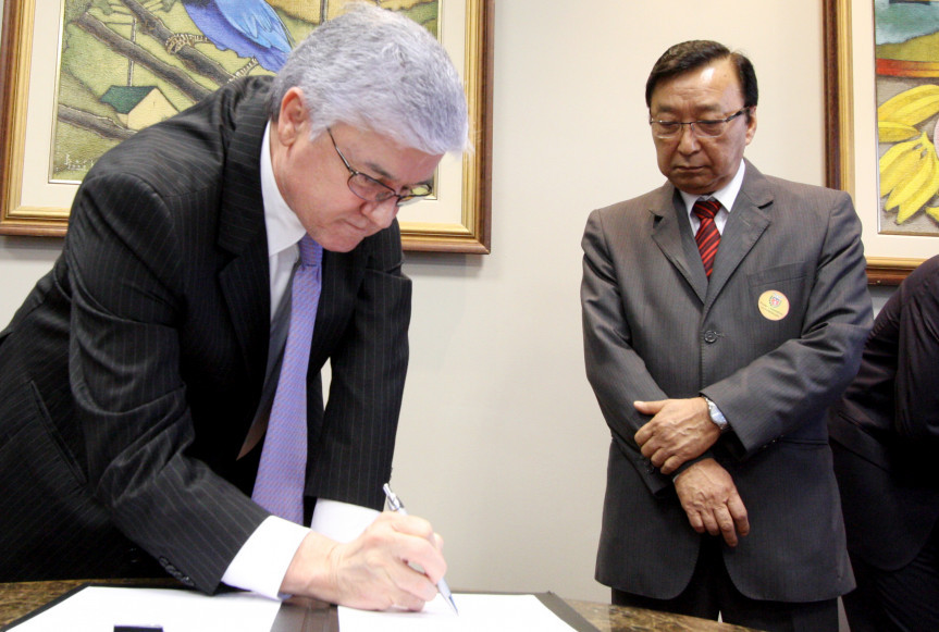 Presidente do Legislativo, Valdir Rossoni (PSDB), assina convênio para a Rede Legislativa da TV Sinal.