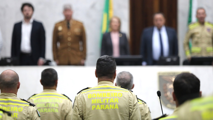 Solenidade ocorreu na noite desta segunda-feira (27), no Plenário da Assembleia Legislativa do Paraná.