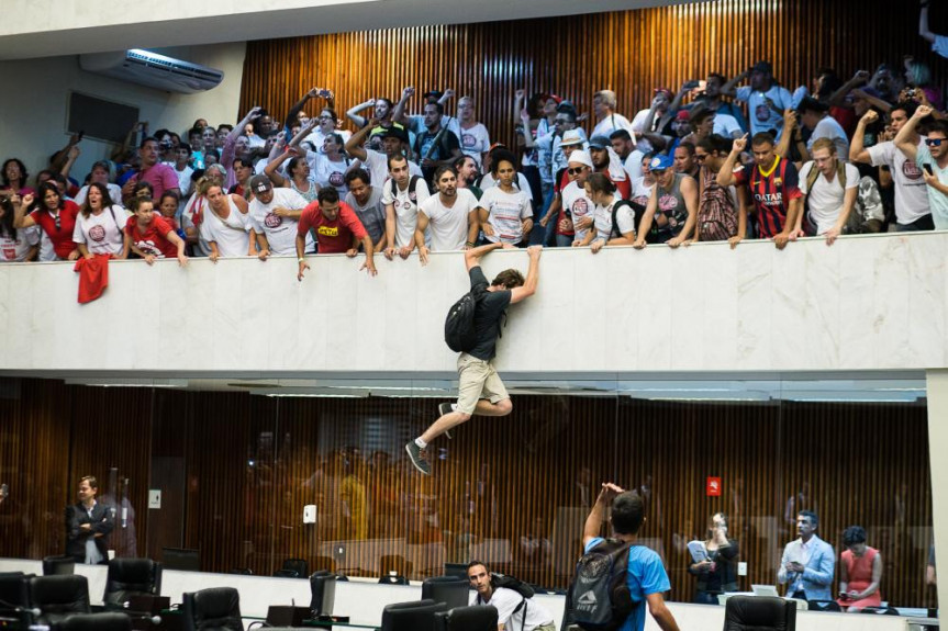 Manifestantes invadem a Assembleia 