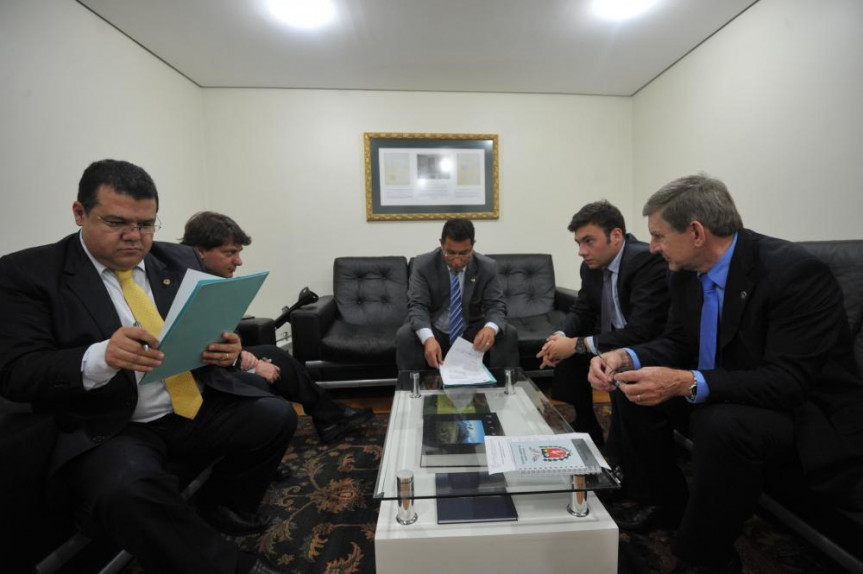 Da direita para a esquerda, deputados Elio Rusch (DEM), Evandro Júnior (PSDB), Adelino Ribeiro (PSL), Anibelli Neto (PMDB) e Pastor Edson Praczyk (PRB).