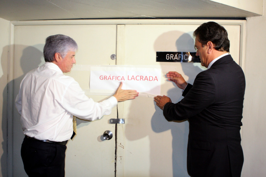 A extinta gráfica foi lacrada pelo presidente, deputado Valdir Rossoni, e pelo 1º secretário, deputado Plauto Miró, no dia 2 de fevereiro de 2011.