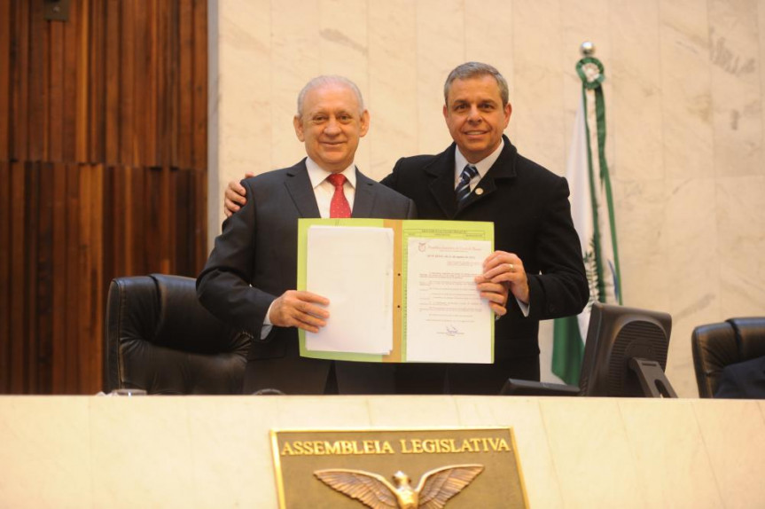 Presidente da Assembleia Legislativa, deputado Ademar Traiano, ao lado do autor do projeto, deputado Missionário Ricardo Arruda. 