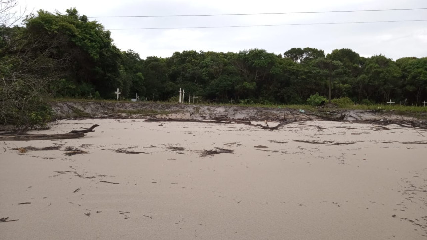 A preocupação dos moradores é de que, devido atual situação deterioração do cemitério da Ilha do Mel, exista o risco do local ser extinto e as ossadas ficarem expostas.