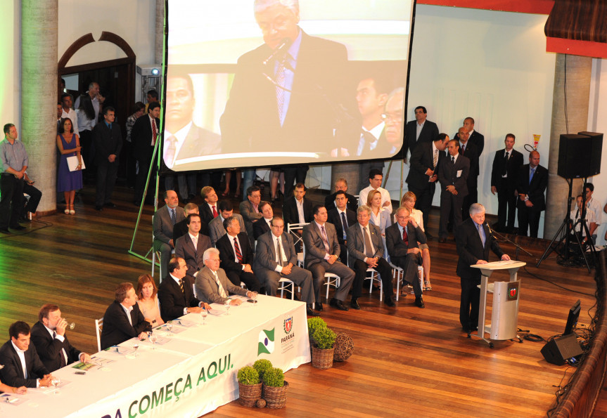 Rossoni discursa durante o lançamento do programa Família Paranaense.