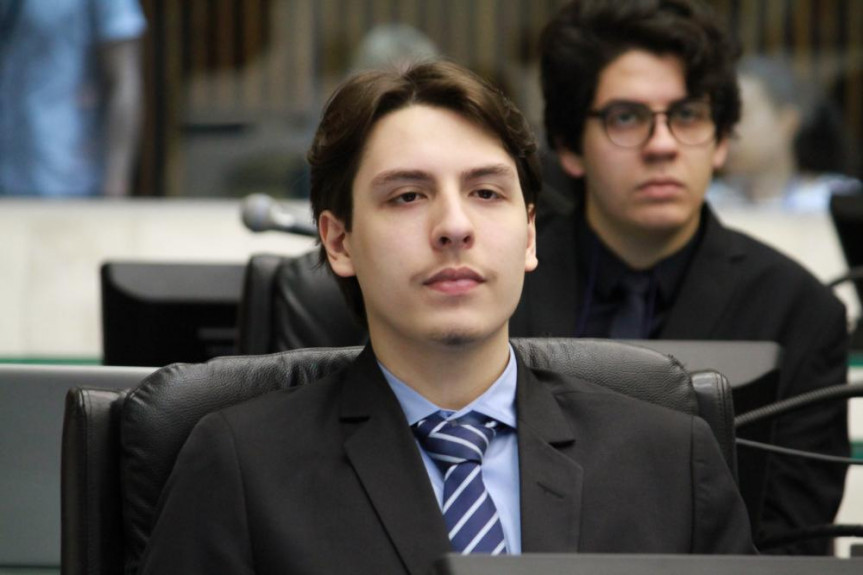 O deputado universitário Davi Augusto Machado trabalha com a bancada do partido para a aprovação do projeto que regulamenta o trabalho de intérpretes de Libras nas universidades públicas no Paraná.