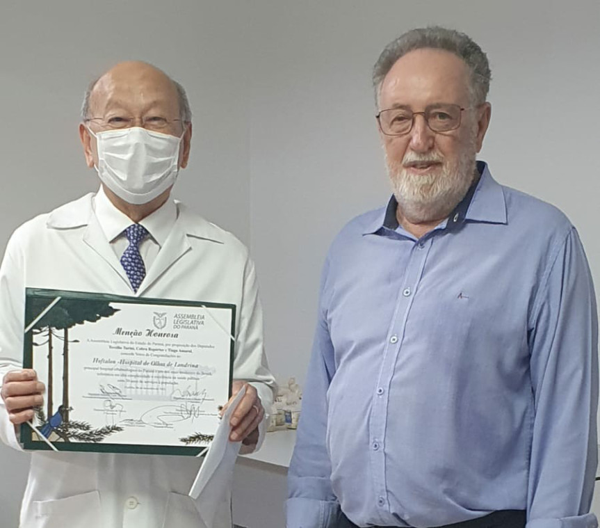 O fundador do Hoftalon Nobuaqui Hasegawa com diploma de Menção Honrosa da Assembleia Legislativa, entregue pelo deputado estadual Tercilio Turini.
