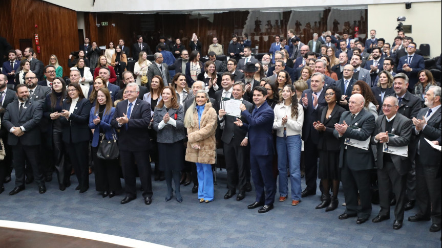 Solenidade aconteceu na noite desta terça-feira (5), no Plenário da Assembleia Legislativa do Paraná.