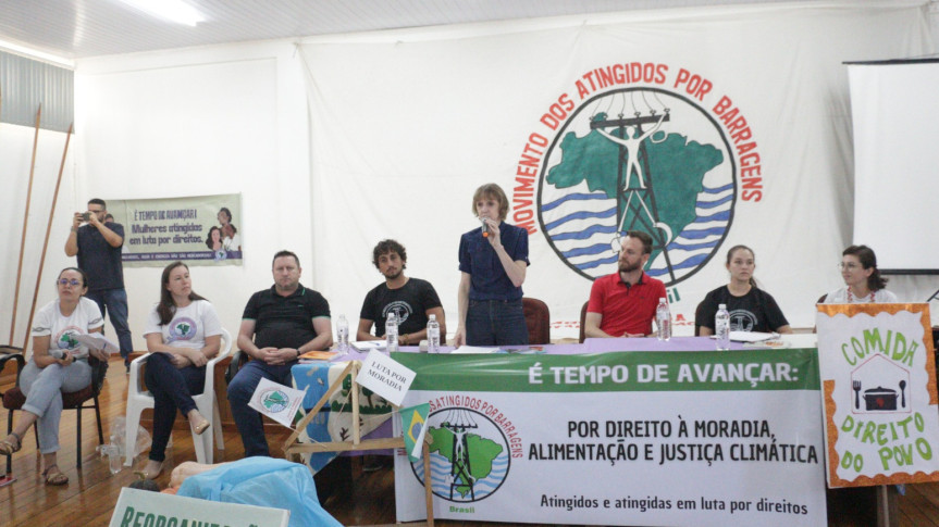 A deputada Luciana destaca que no Paraná, o MAB tem papel importante na defesa dos direitos socioambientais das populações atingidas, atuando junto a agricultores reassentados e também na organização urbana.