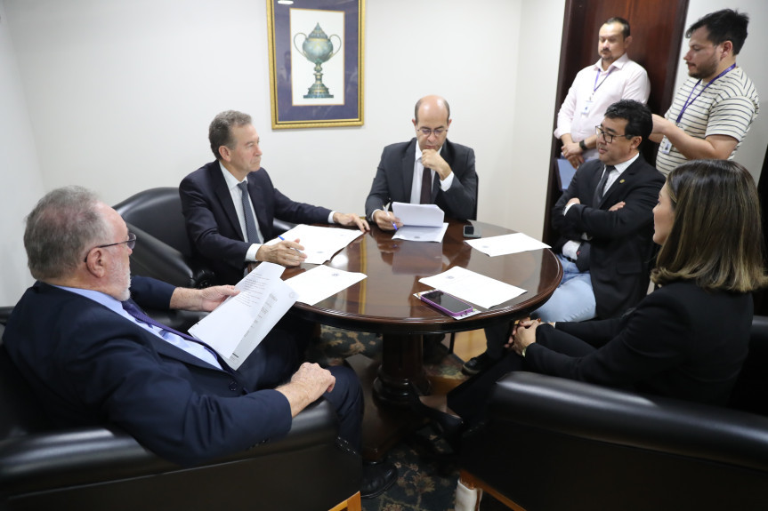 Reunião ocorreu no início da tarde desta segunda-feira (28).
