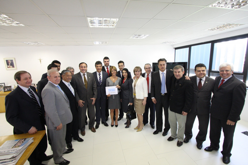 Deputados participam da cerimônia de devolução de valores ao Executivo (Foto: Nani Gois)