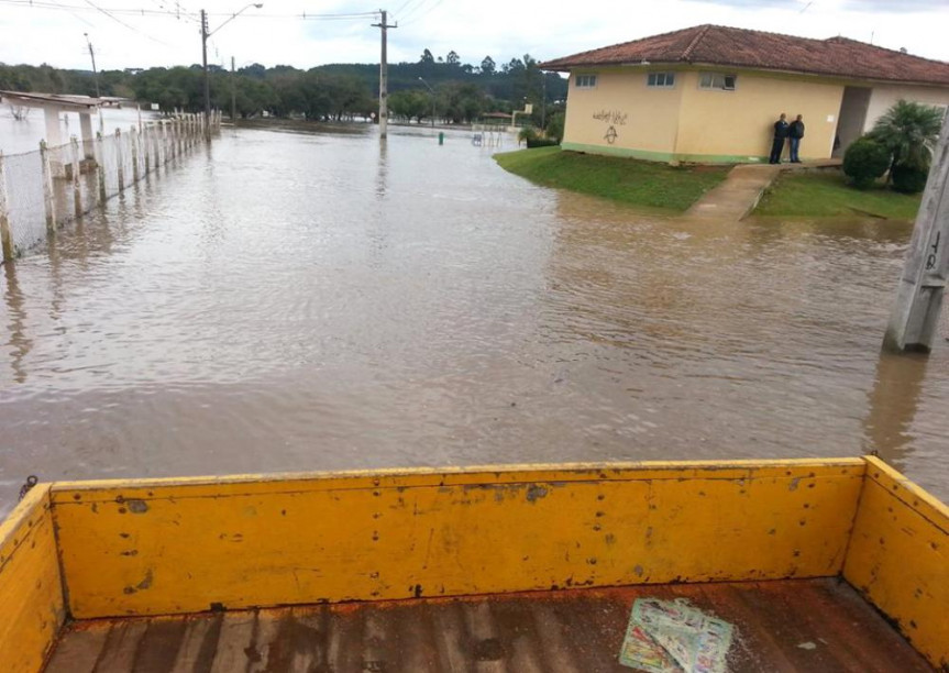 Áreas próximas ao Rio Iapó, em Castro, ficaram alagadas.