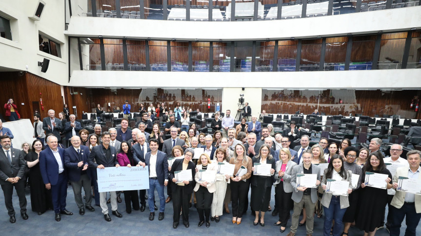 Homenageados comemoram reconhecimento e repasse de R$ 20 milhões para o HCzinho.