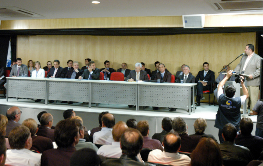 Deputados participam de solenidade no Palácio das Araucárias