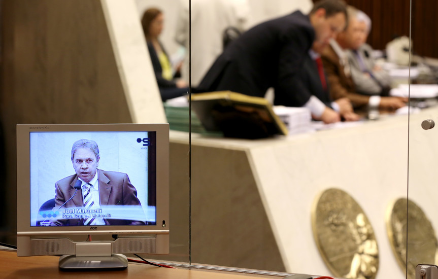 Empresário Joel Malucelli fala aos deputados sobre o funcionamento da TV Icaraí, de Maringá, integrante do grupo JM, que será responsável pela produção da TV Sinal.