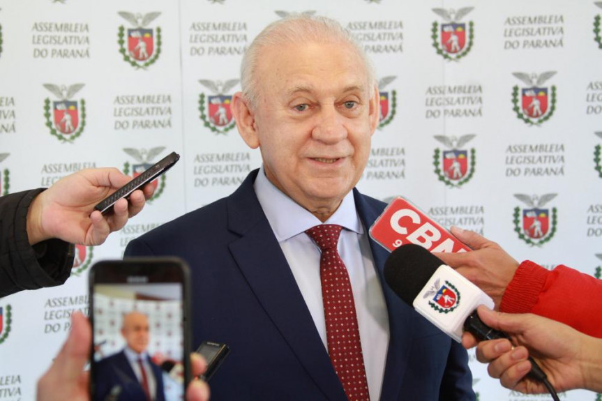 Deputado Traiano, presidente da Alep, dá as boas-vindas aos deputados universitários.