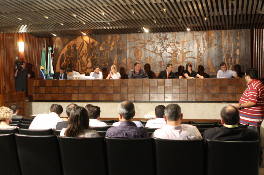 Oito empresas de quatro estados do país participam da entrega da documentação.