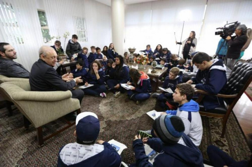 Alunos do ensino fundamental do Colégio Medianeira.