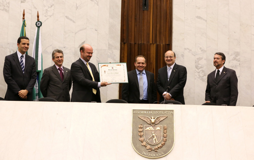 Entrega do diploma de Menção Honrosa ao diretor do Setor de Ciências Jurídicas da UFPR, Ricardo Marcelo Fonseca.
