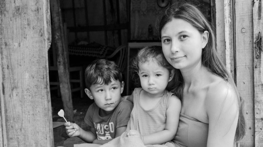 A mostra conta com fotos que retratam o cotidiano de crianças e jovens com autismo no convívio familiar.