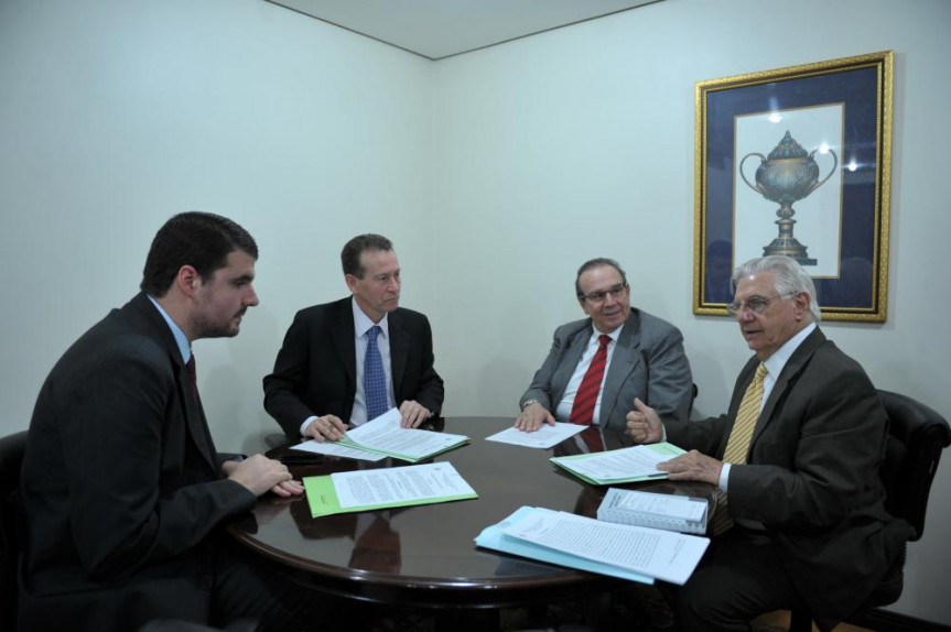Parlamentares partipantes da Comissão de Finanças em reunião.