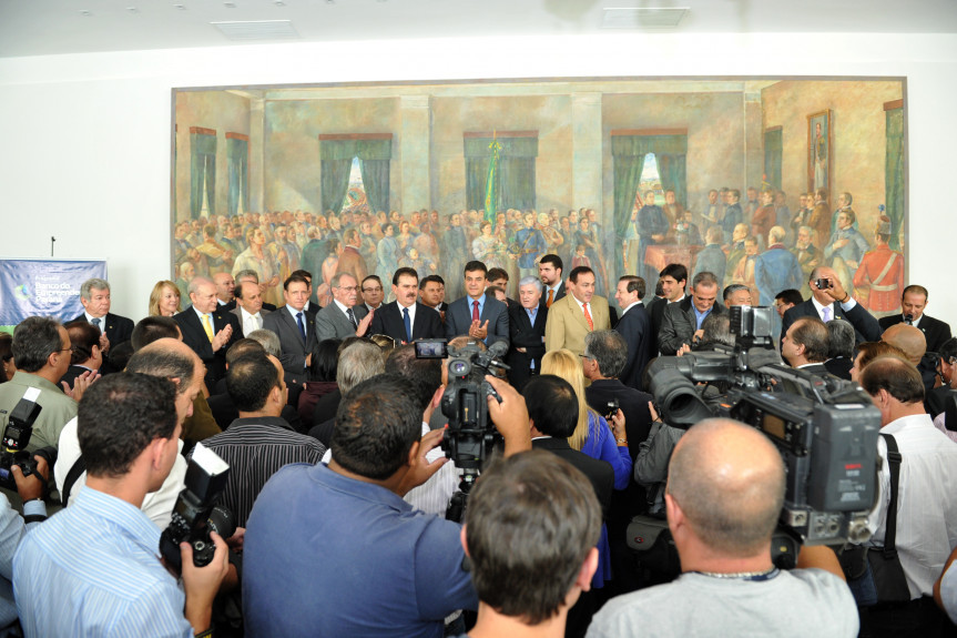Deputados estaduais participam da assinatura de convênios no Palácio Iguaçu.