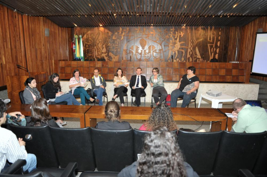 Deputado Professor Lemos (PT) conduz a discussão na Comissão do Mercosul e Assuntos Internacionais.