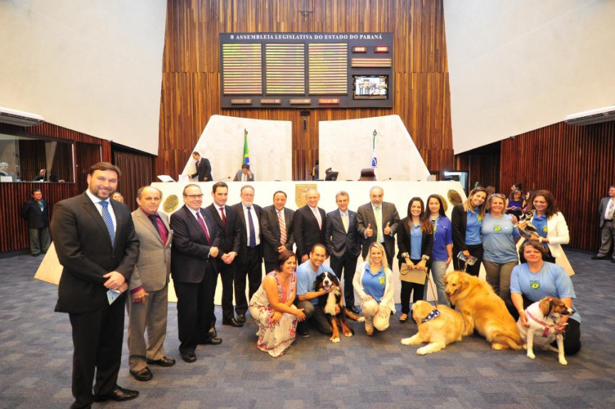 Na sessão da terça-feira (6), terapeutas e animais que participam de atividades com pacientes em hospitais estiveram no Plenário da Alep.