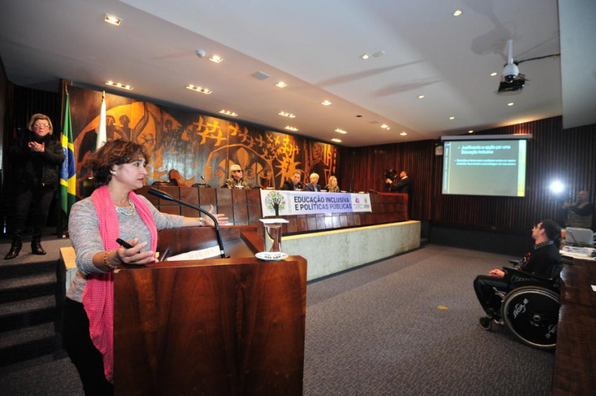 Seminário sobre "Educação Inclusiva e Políticas Públicas", com a presença da professora Luzia Lima Rodrigues. 