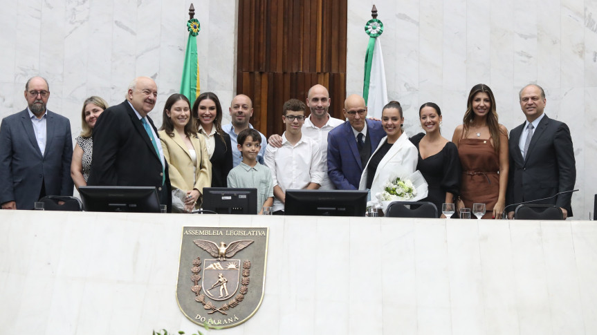 Solenidade ocorreu no Plenário da Assembleia Legislativa, na noite desta segunda-feira (8).